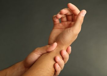 "היד שלי הייתה נרדמת וכאבה מאוד – הרופאים אמרו ניתוח אבל אורן פתר לי את הבעיה"