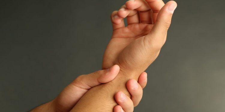 "היד שלי הייתה נרדמת וכאבה מאוד – הרופאים אמרו ניתוח אבל אורן פתר לי את הבעיה"